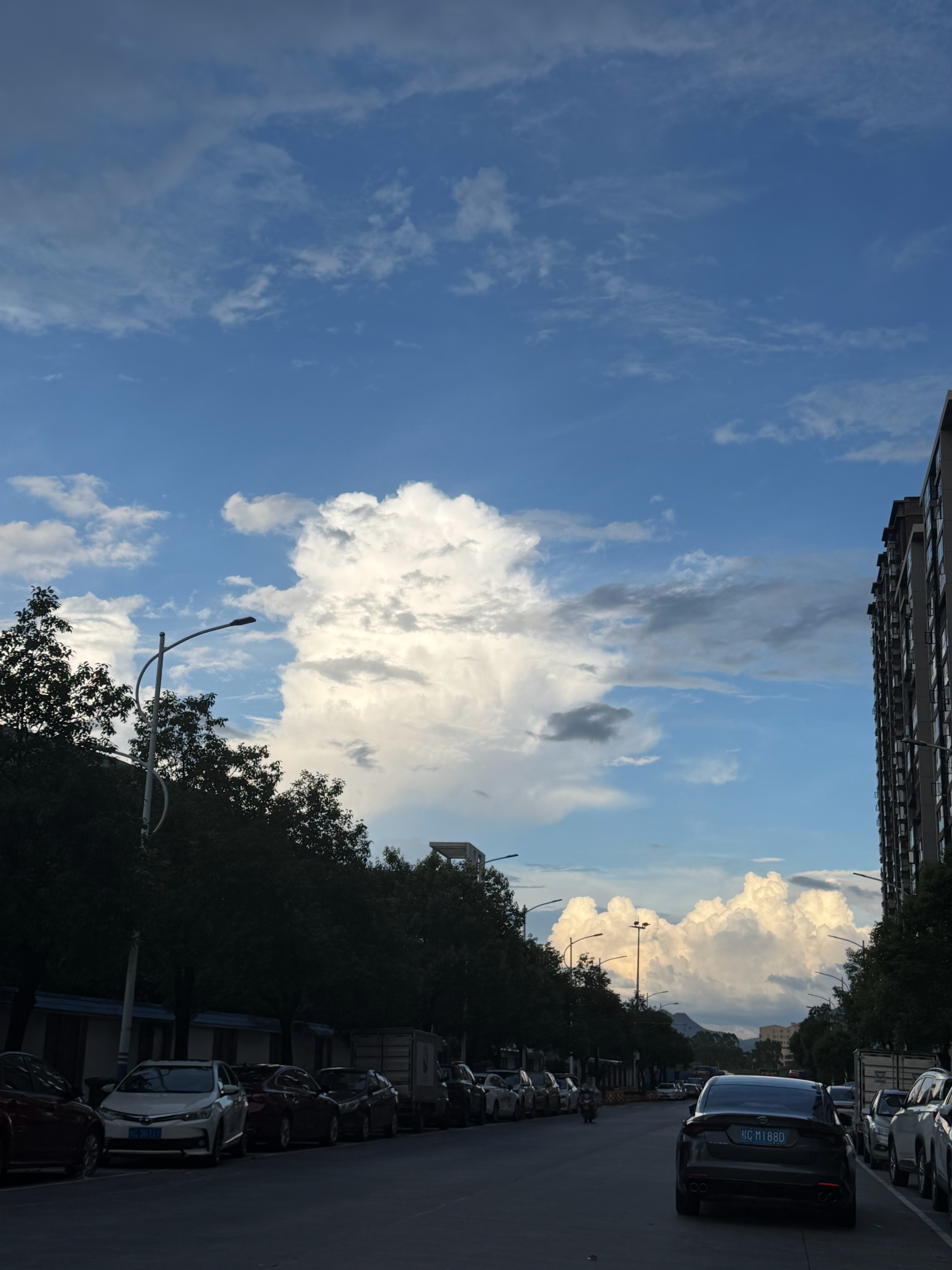 小时候喜欢躺在房顶看云，觉得很有趣长大了依旧喜欢看云，觉得很治愈 