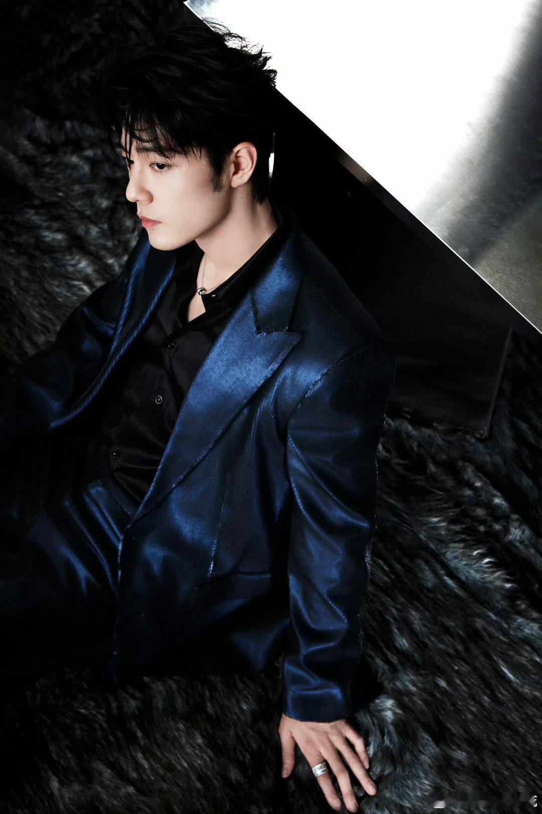 肖战第二套  肖战蓝丝绒第二套！Gucci定制，这是白羊