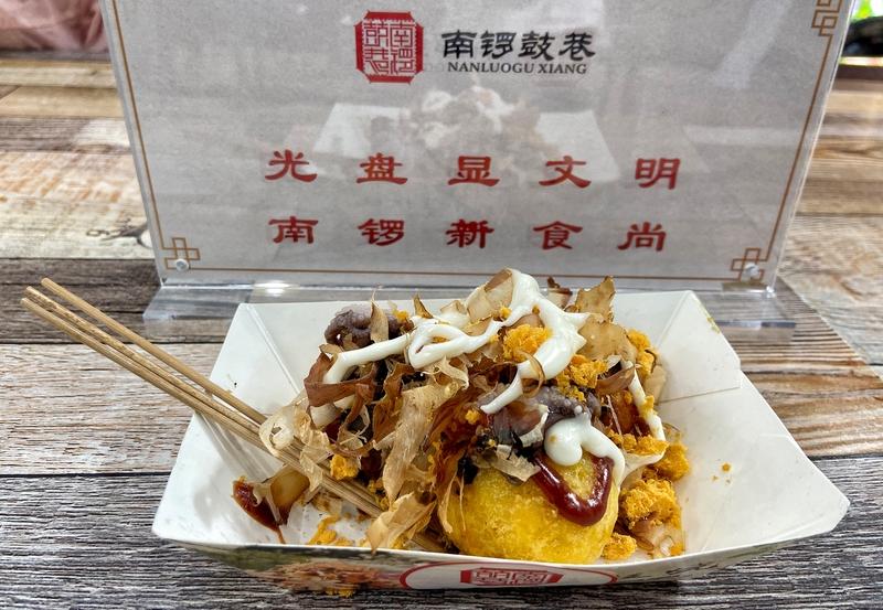 我不会笑话那些吃完饭打包的人，反而觉得他们超棒。之前和朋友聚餐，桌上剩了不少菜，