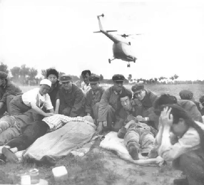 1976年，唐山大地震中，一座监狱倒塌，200多名囚犯跑出来，但他们没有选择逃跑