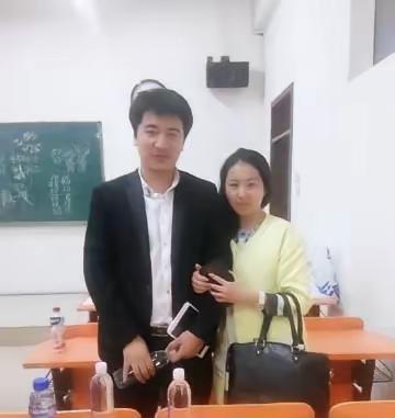 张雪峰在公开场合这样评价自己的另一半！
张雪峰说：“我孩子她妈有个特点，她明明可