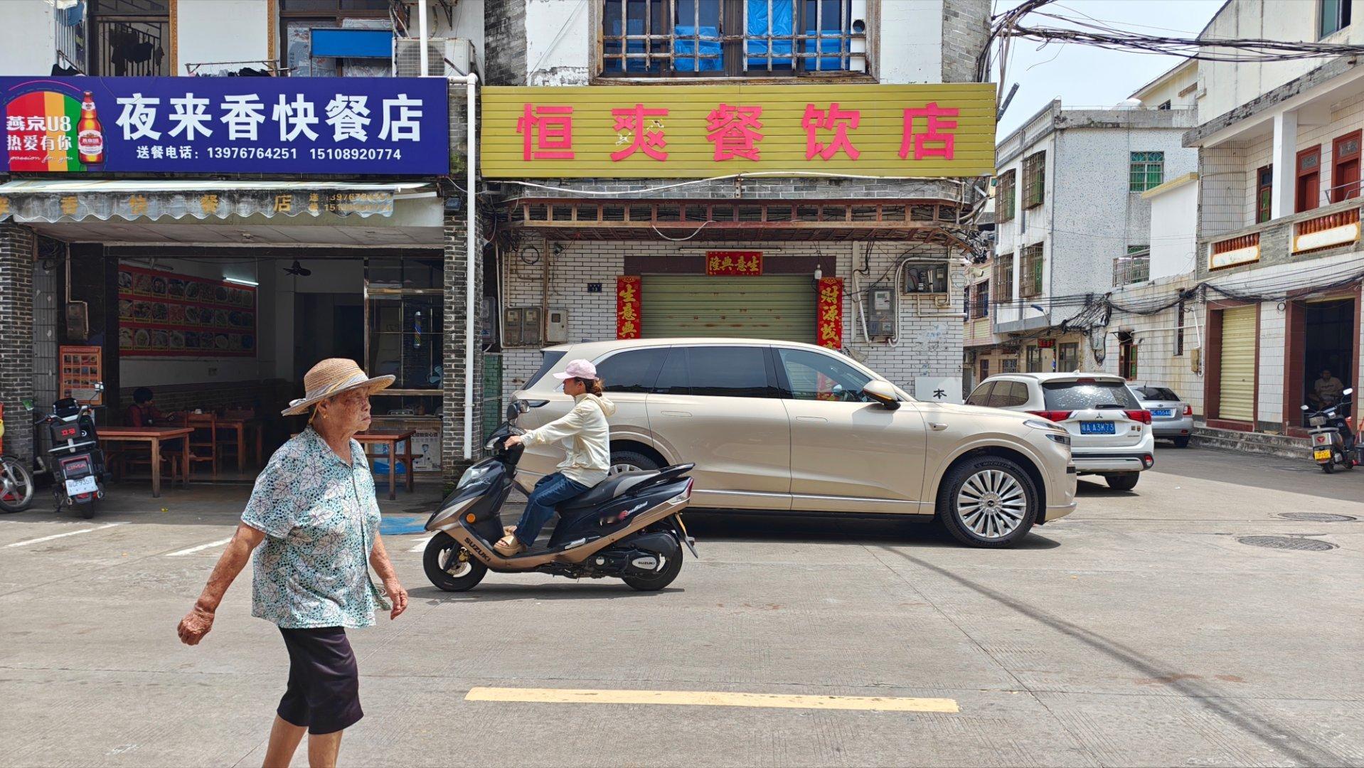 老街街头随便一停（经过老板同意的），随便拍都有美感。云曦金阳光下接近沙色，越看越