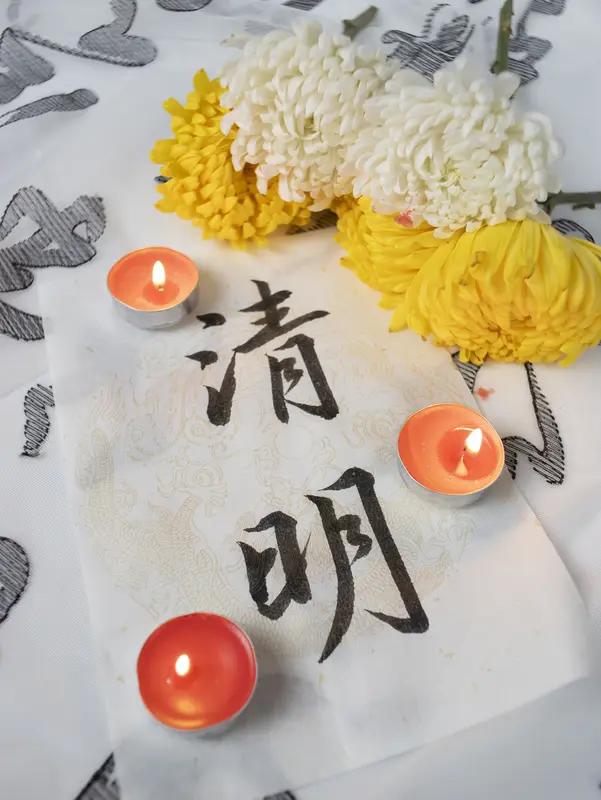 又萌又好笑！清明扫墓俩萌娃竟把祭品全 “顺” 回来了！纸钱、小汽车、大金砖一个没