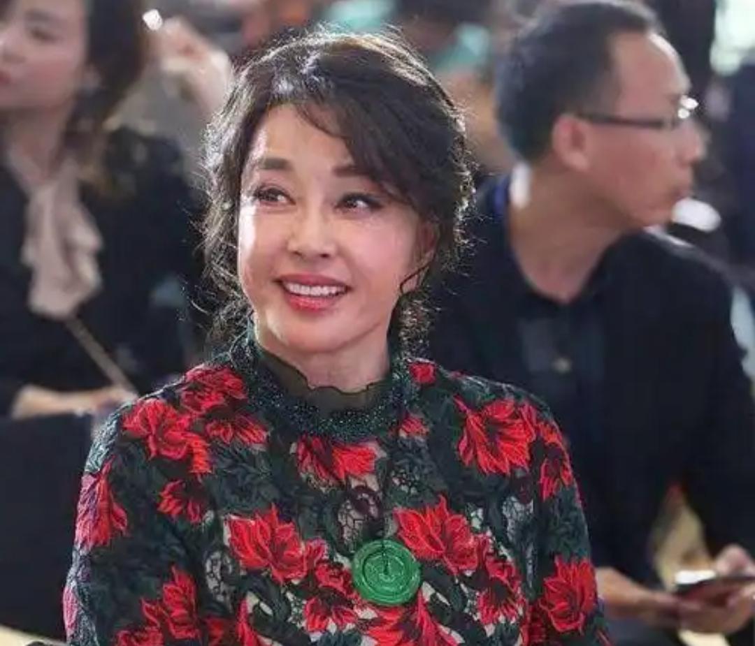 滤镜再厚，也挡不住骨骼肌的真实衰老。
演艺圈里那些硬拗“少女感”“少年感”的现象