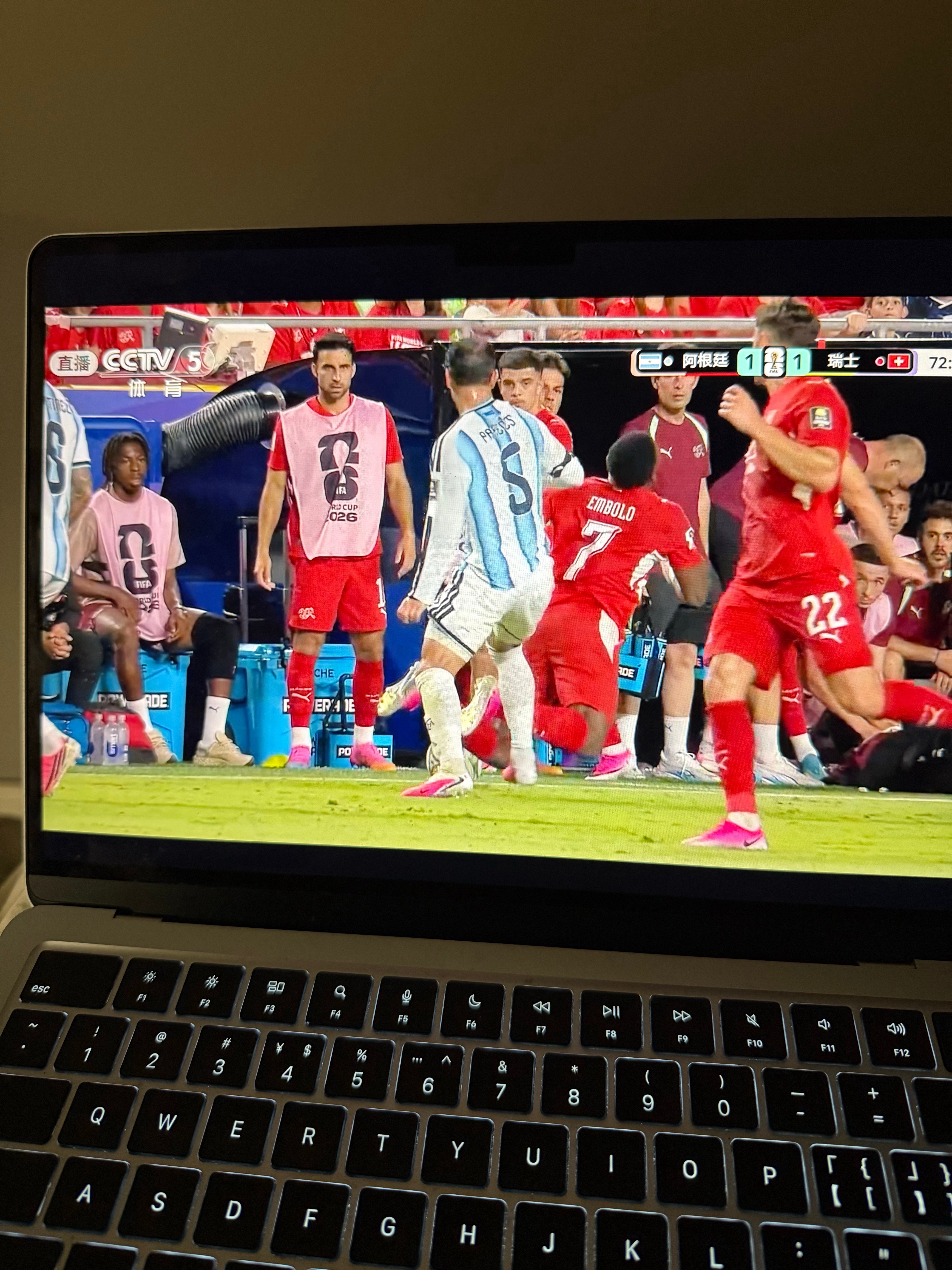 假摔必须重罚，裁判这波没毛病。建议NBA也效仿。瑞士 脏瑞士假摔