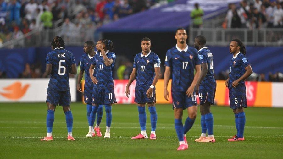 6月25日讯 据法国RMC体育报道，四天前法国3-0击败伊拉克的比赛，曾因雷暴中