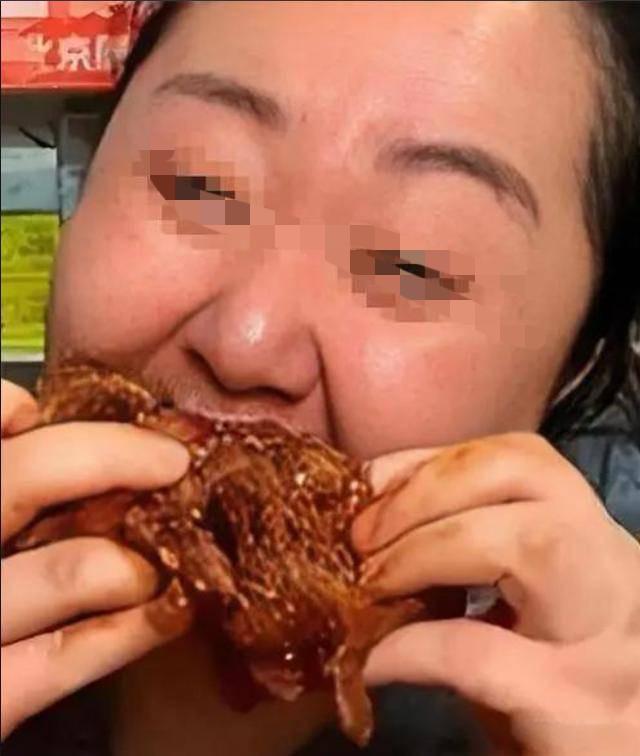 一条年轻的生命，
定格在了直播画面里，
仅仅24岁，令人无比揪心。

法医查明，