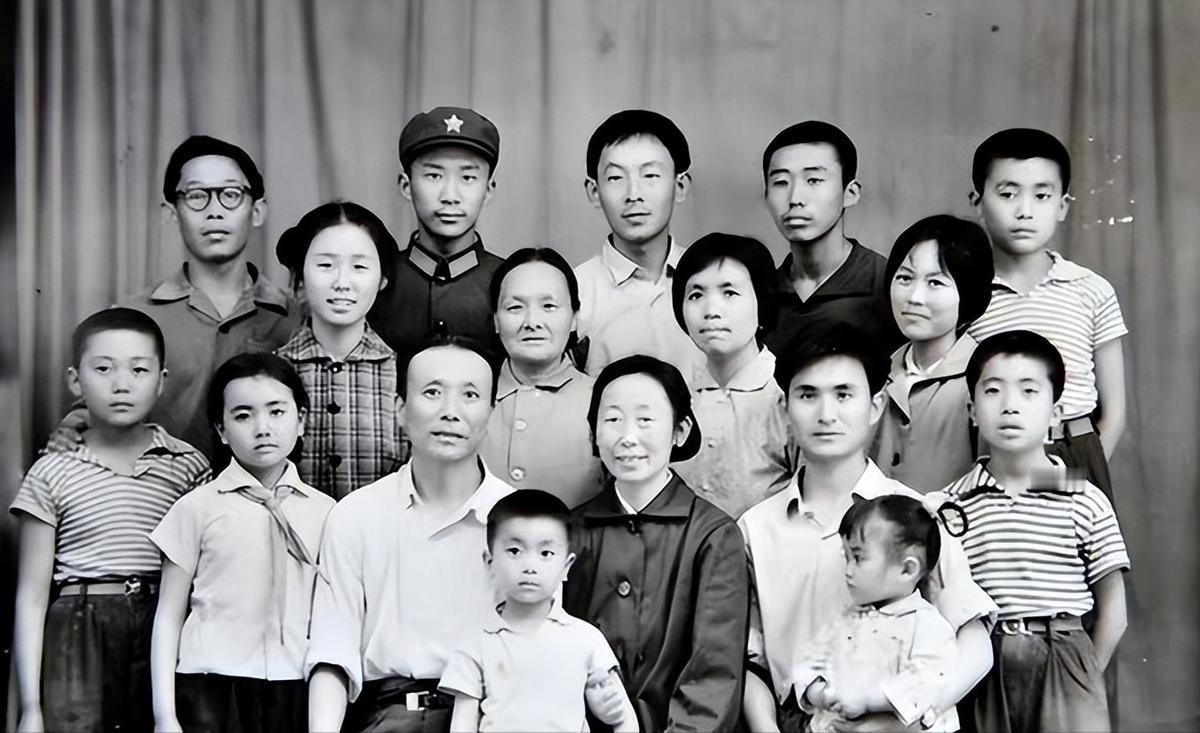 1966年，一对干部夫妻被带走，临走前把6个孩子托付给47岁的保姆高玉清，10年