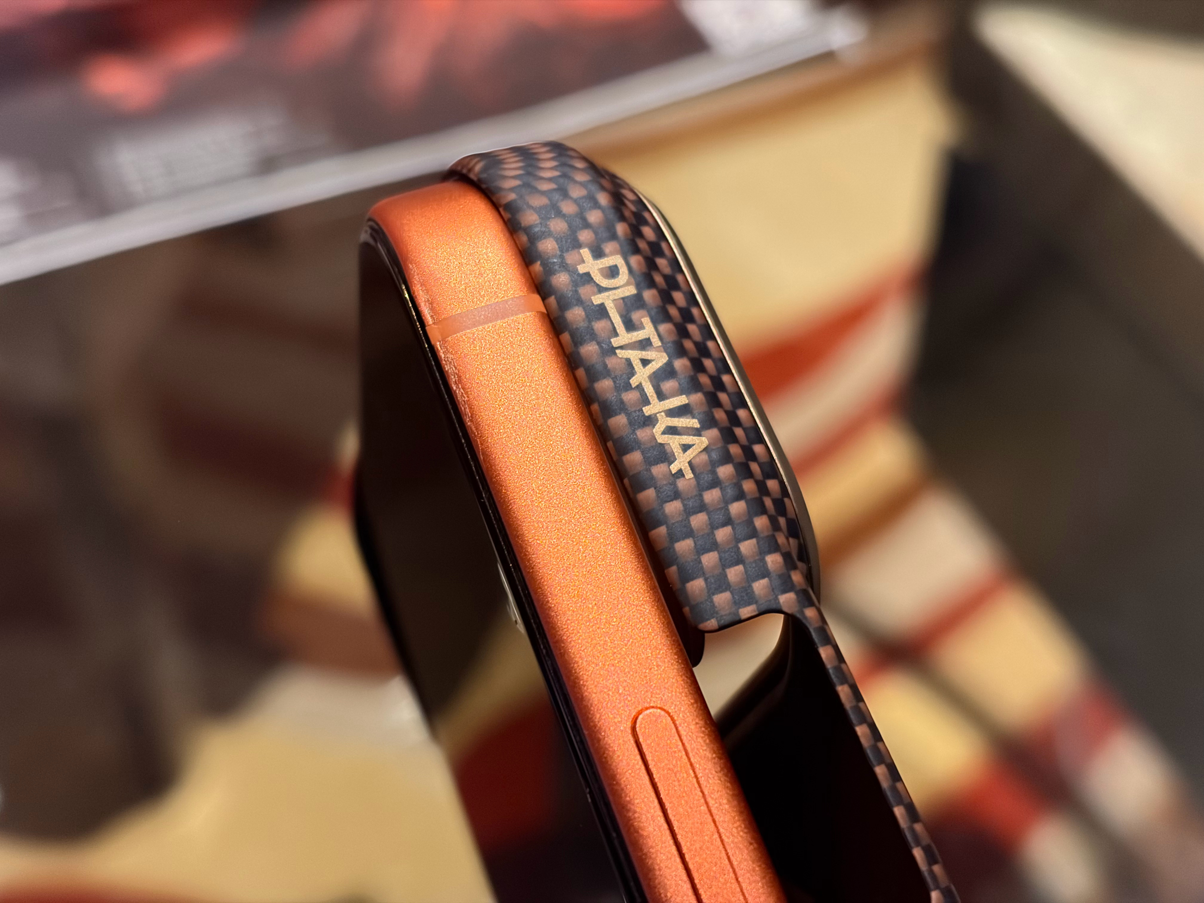 今年的iPhone 17系列中框强度真的是太垃圾了，我这戴着壳不小心摔地上，壳一