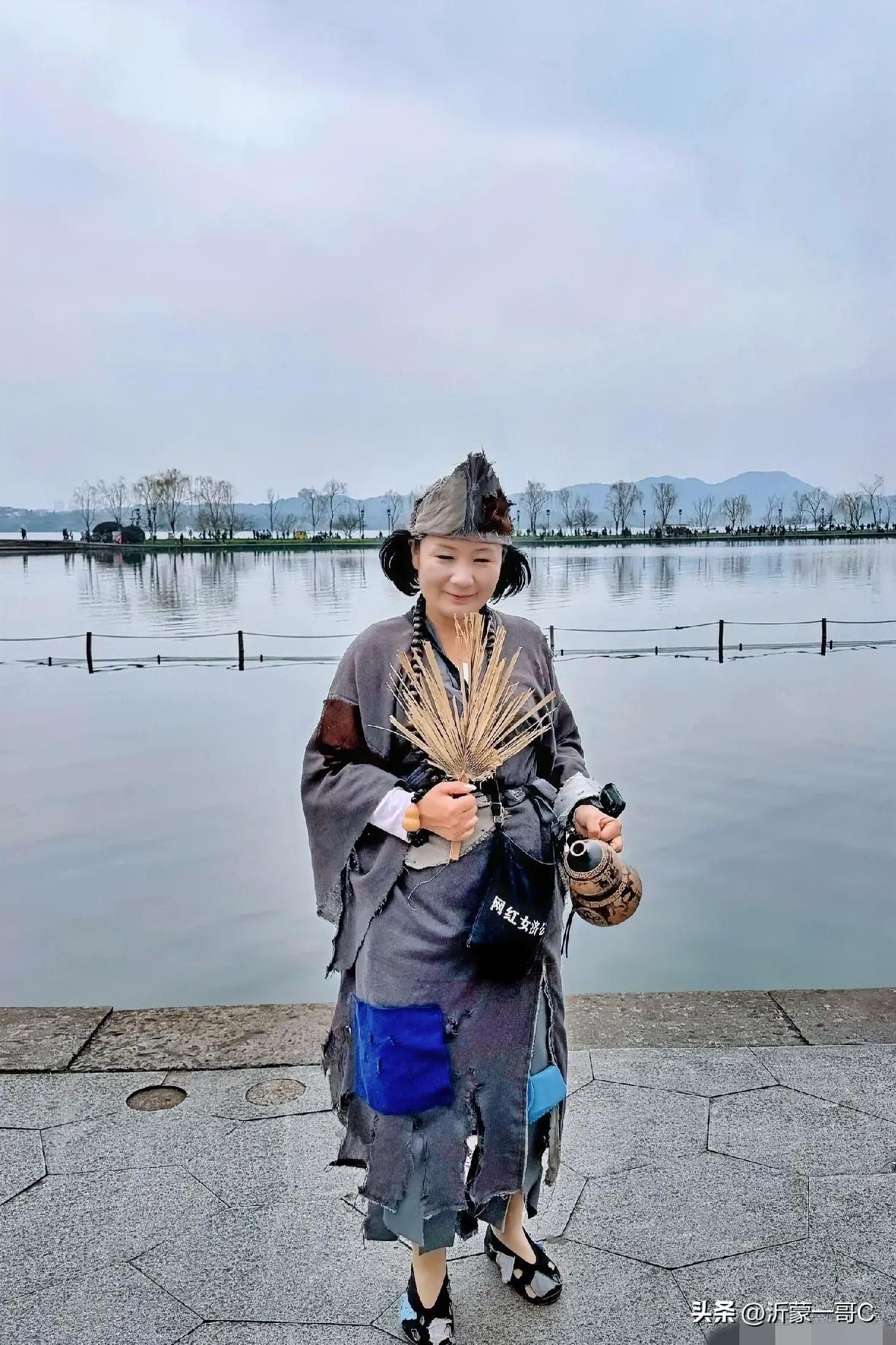 现在的事情越来越奇葩了！杭州西湖居然出现了“女济公”，为了成为网红赚点流量，啥事