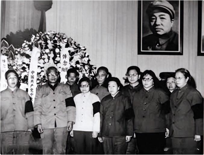 1978年，邓小平主持彭德怀追悼会，彭老总侄女彭钢听到悼词后，提出了两点“不满”