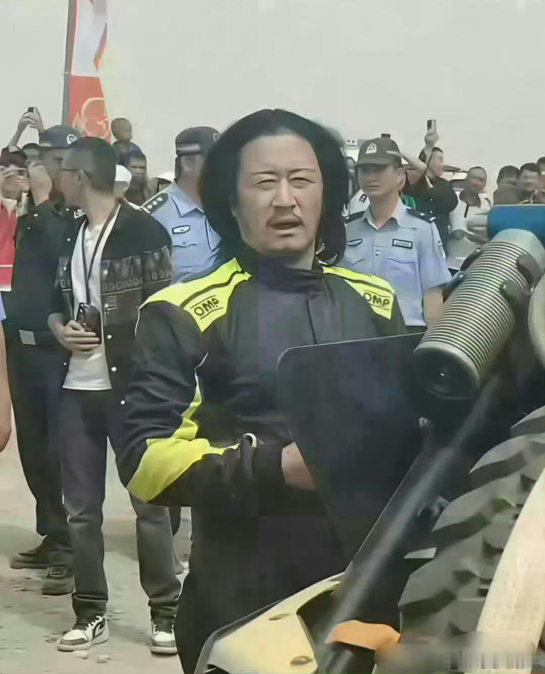 吴京果然是满族人无疑，不化妆的吴京有典型的满族面观。 ​​​