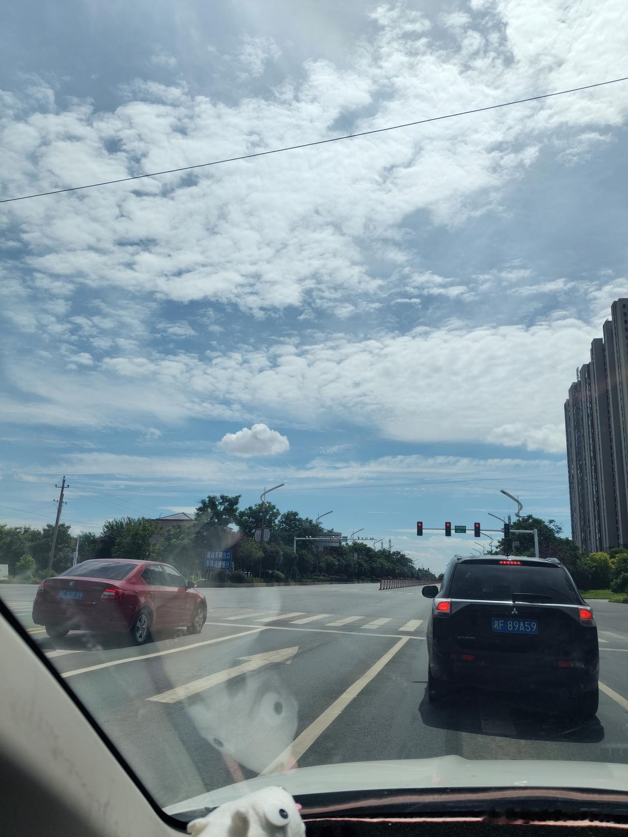 今天的天空太美了，可以出大片，热烘烘的太阳大的像烤箱。