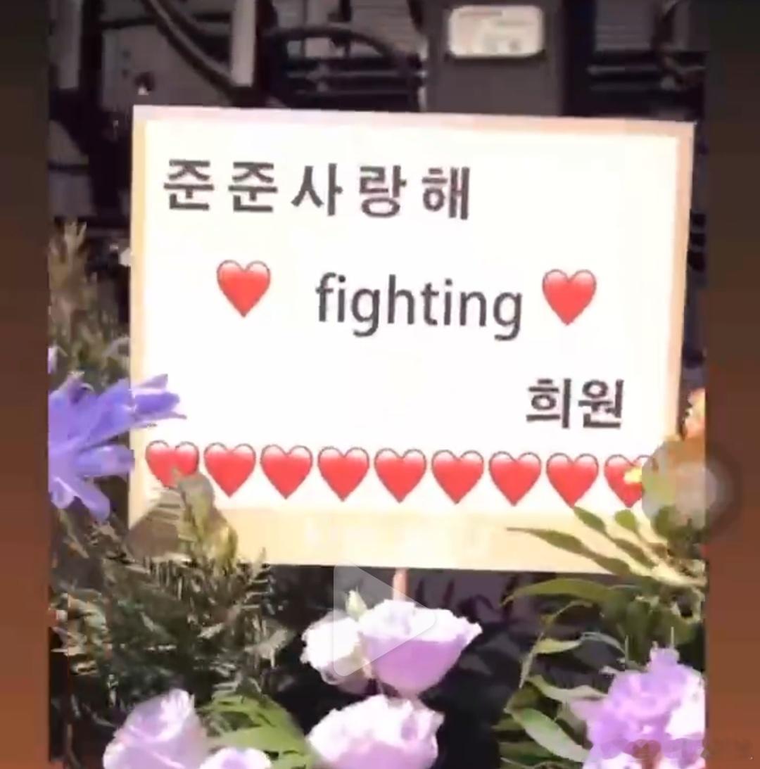 大S为具俊晔演出送花篮：“俊俊，我爱你，fighting”，小S：“我胸部，赞翻