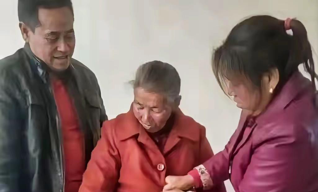 陕西延安一男子收留1个精神失常的老太太，谁料，老太太在他家，一住就是18年。老太