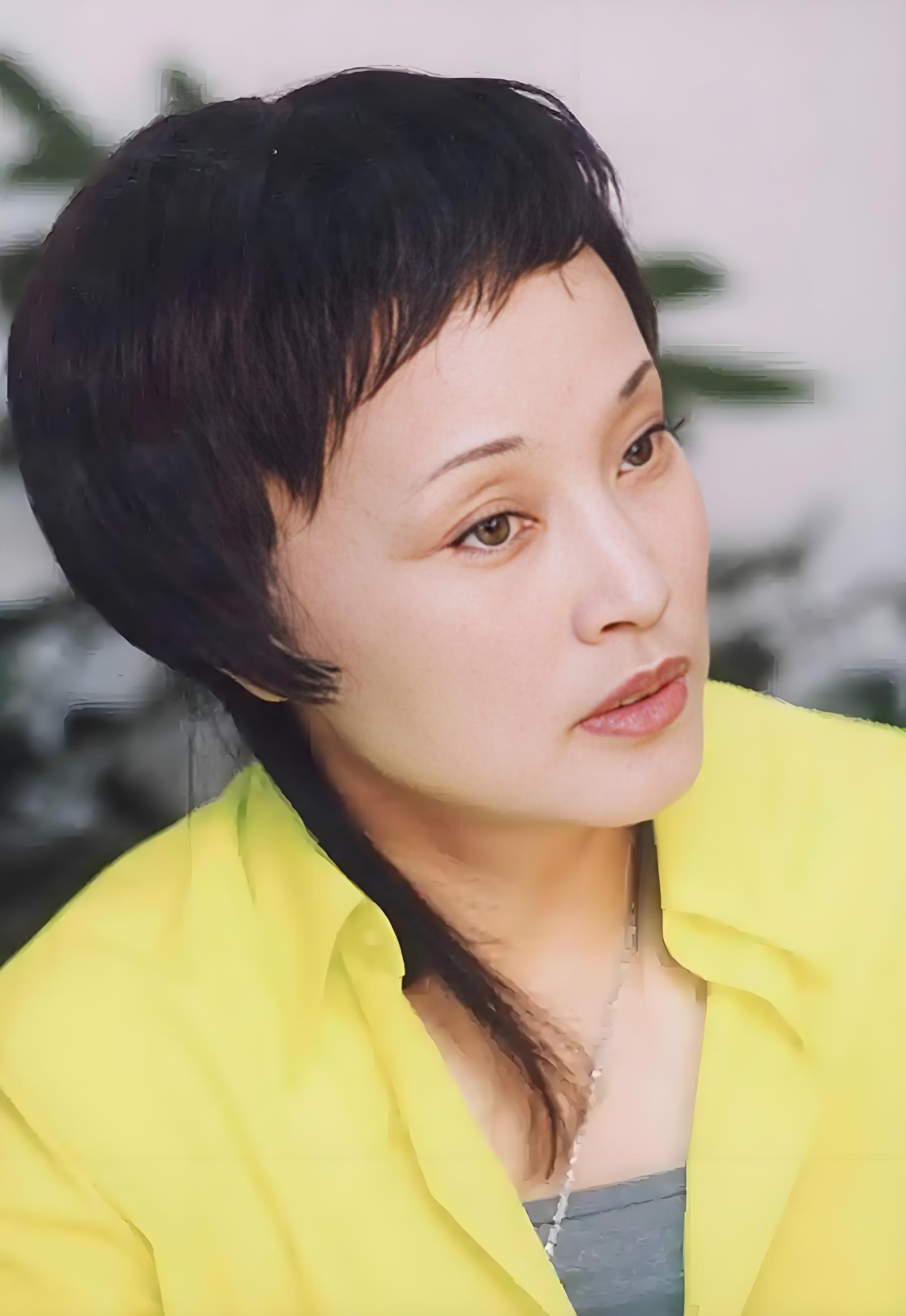 刘晓庆在爆红后赚了很多钱，因为事业繁忙，刘晓庆请失业的亲戚帮自己看房子...