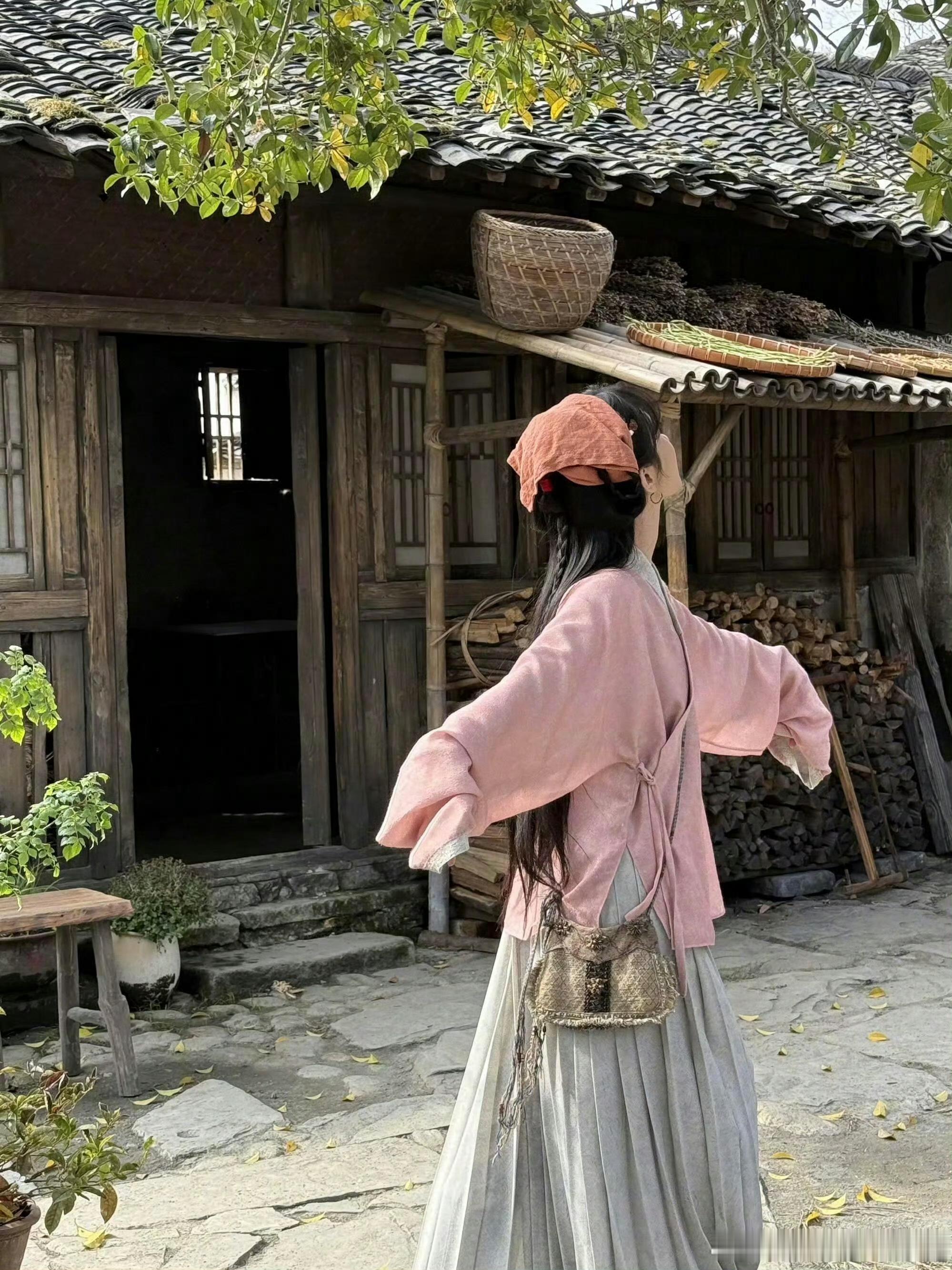 家业是豪门变寒门啊前后境遇形成鲜明对比，家业年少时身处豪门无忧无虑，随着各类危机