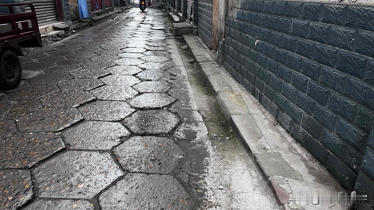 在泸州还能见到这种六角板，它的学名叫六边形预制混凝土路面板，骨料嵌卵石。走在泸州