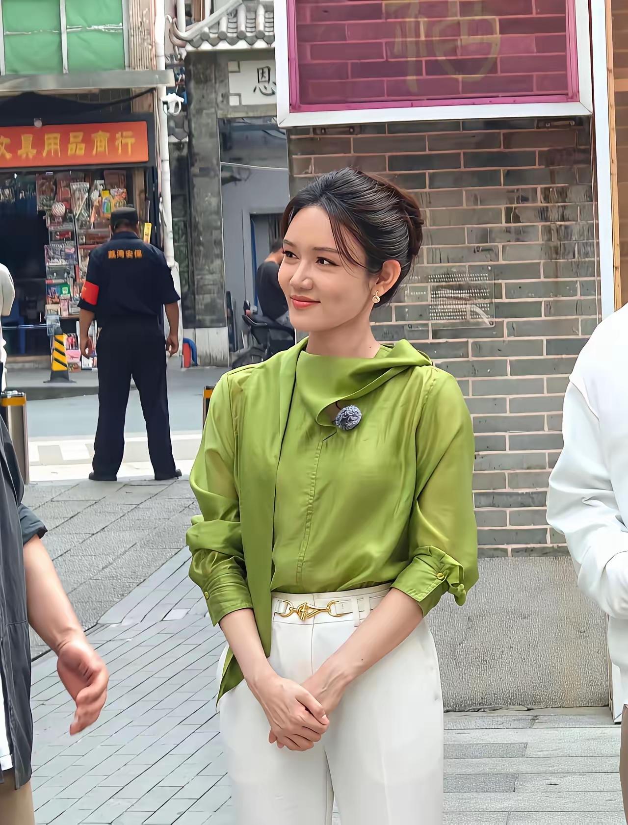 【近日央视春晚著名主持人龙洋来到广州，在广州永庆坊参加文化和综艺节目录制。年轻的