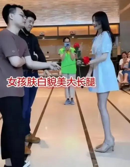 相亲会现场，两位男士均对女方有意思。但这位25岁姑娘当着全场把俩优质男的"牌桌"
