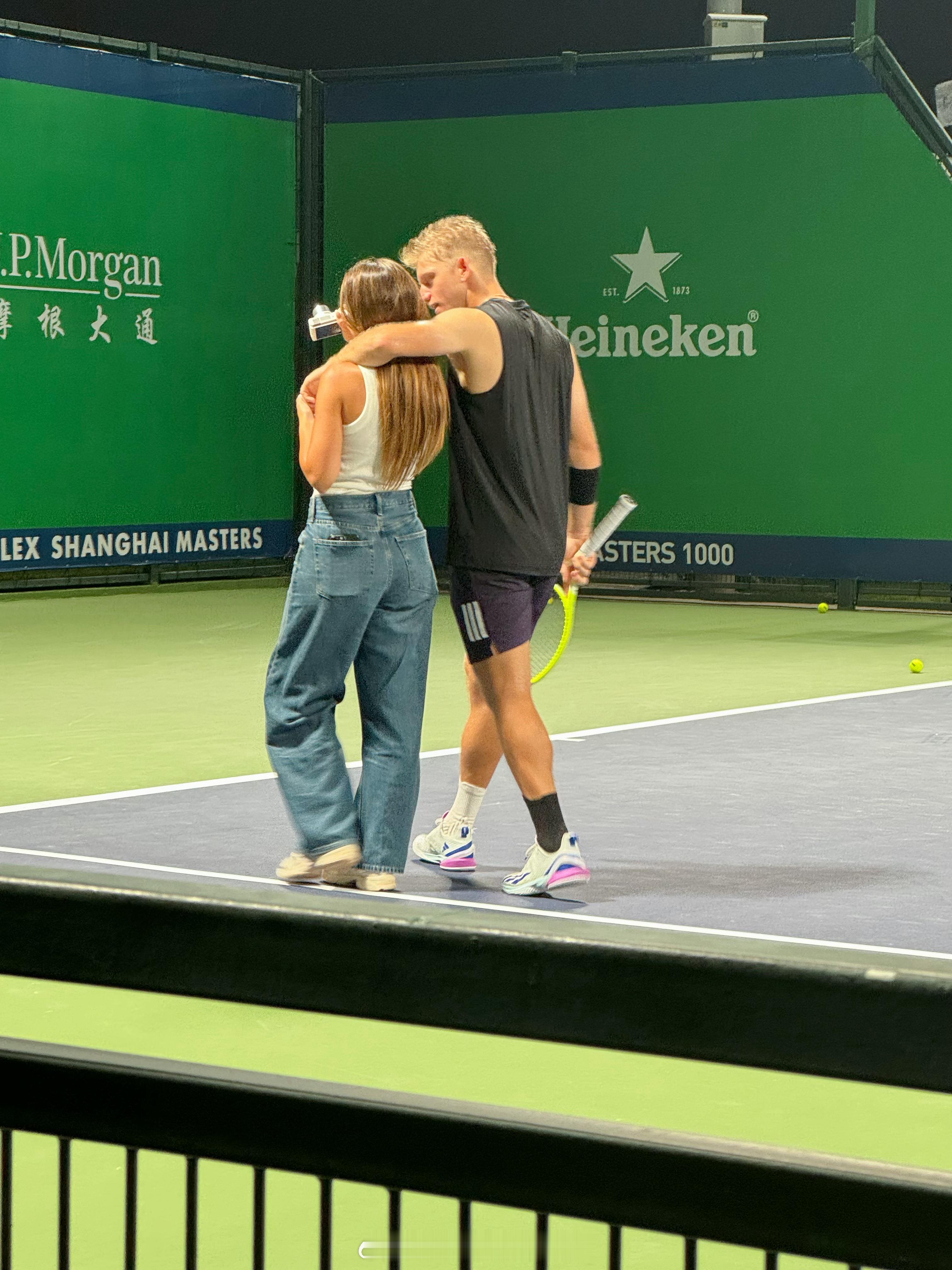 2025上海劳力士大师赛福基纳 在训练场秀恩爱，大家吃到狗粮没。  ​​​