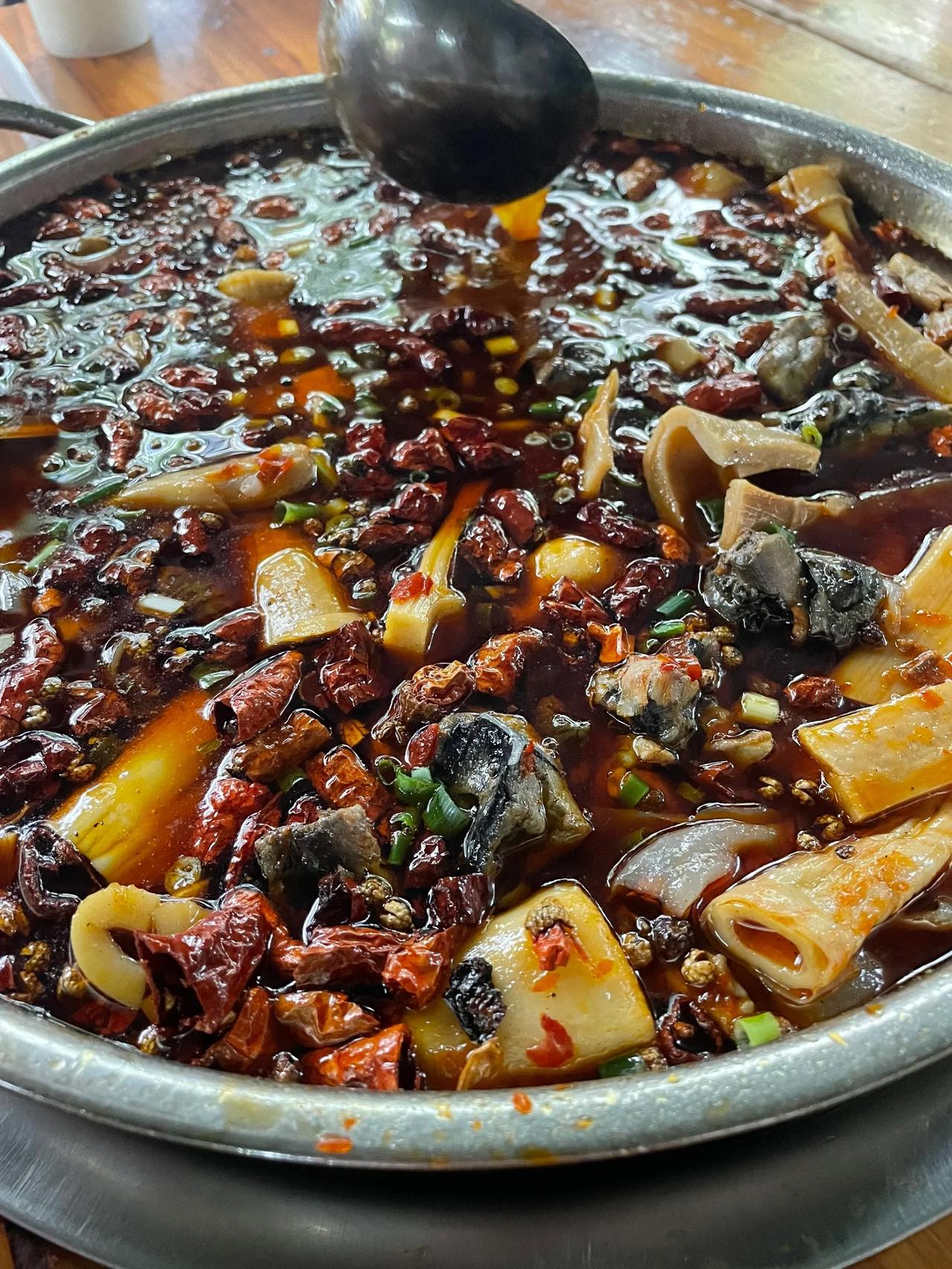 老成都才知道的抚琴苍蝇馆子—黑竹香鸡


黑竹香鸡里的鸡肉用的是乌骨鸡，原本以为