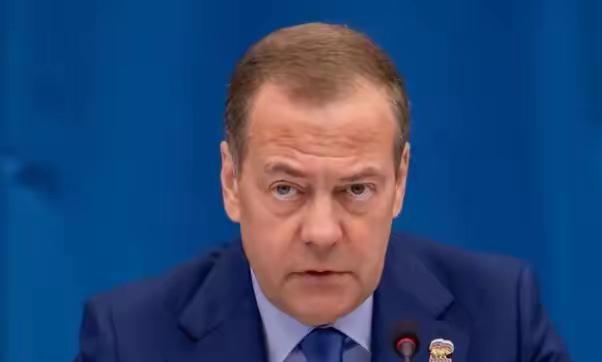 梅德韦杰夫今天发话，让欧洲人面红耳赤！
​梅德韦杰夫19日发文说：“让美国再次伟