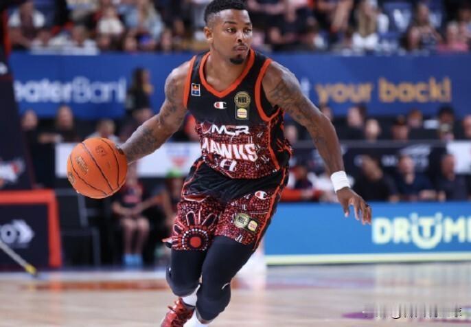 老熟人回来了！北京时间今晚，多位篮球媒体人爆料NBL老鹰队后卫皮特森加盟福建男篮