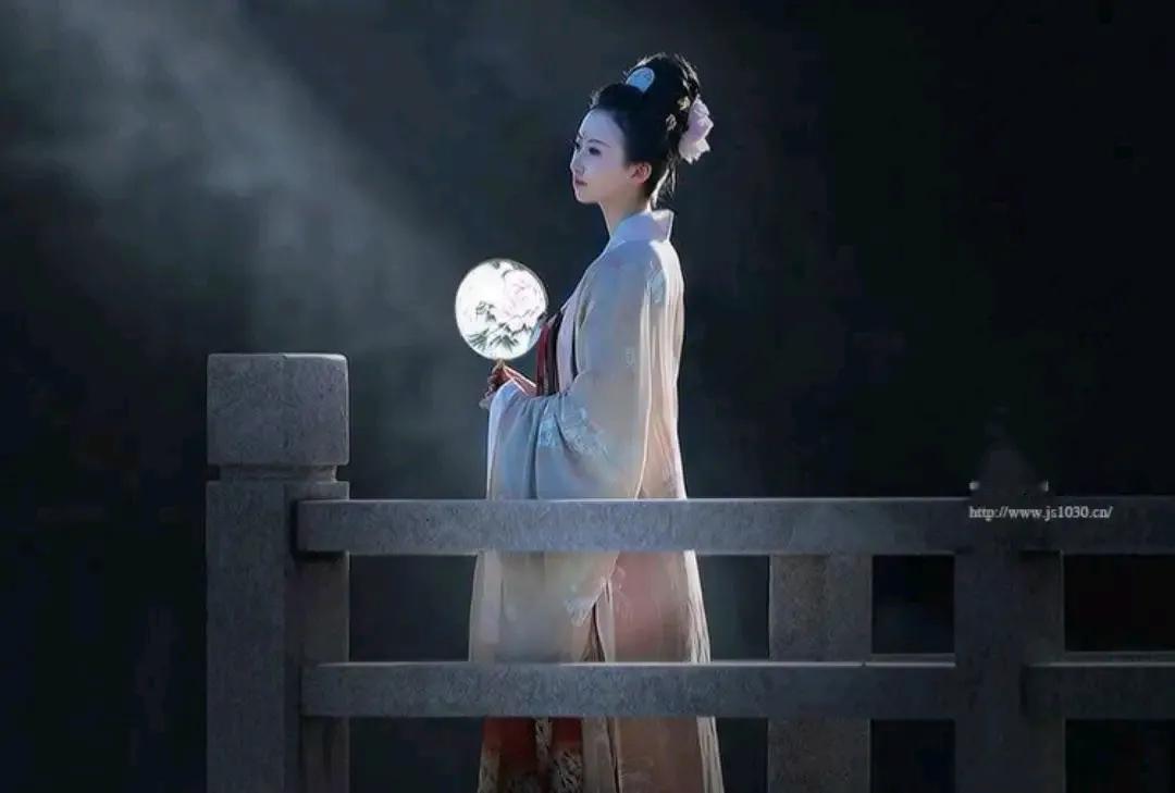 上联：相思缕缕谁能懂；
下联：？？？