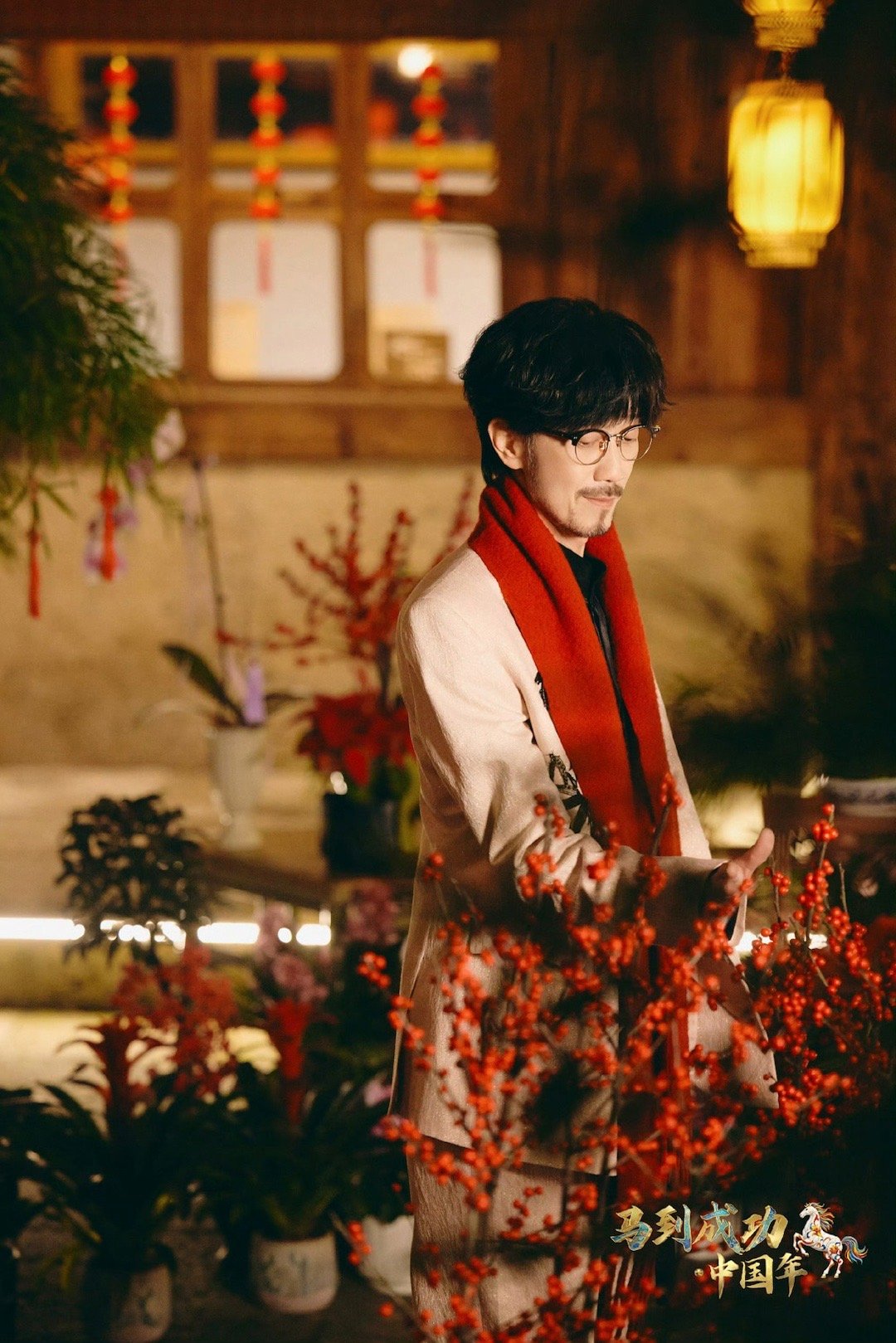 在央视小年晚会看到周传雄 听到周传雄唱“记忆是阵阵花香”，瞬间鼻子一酸。这首歌承