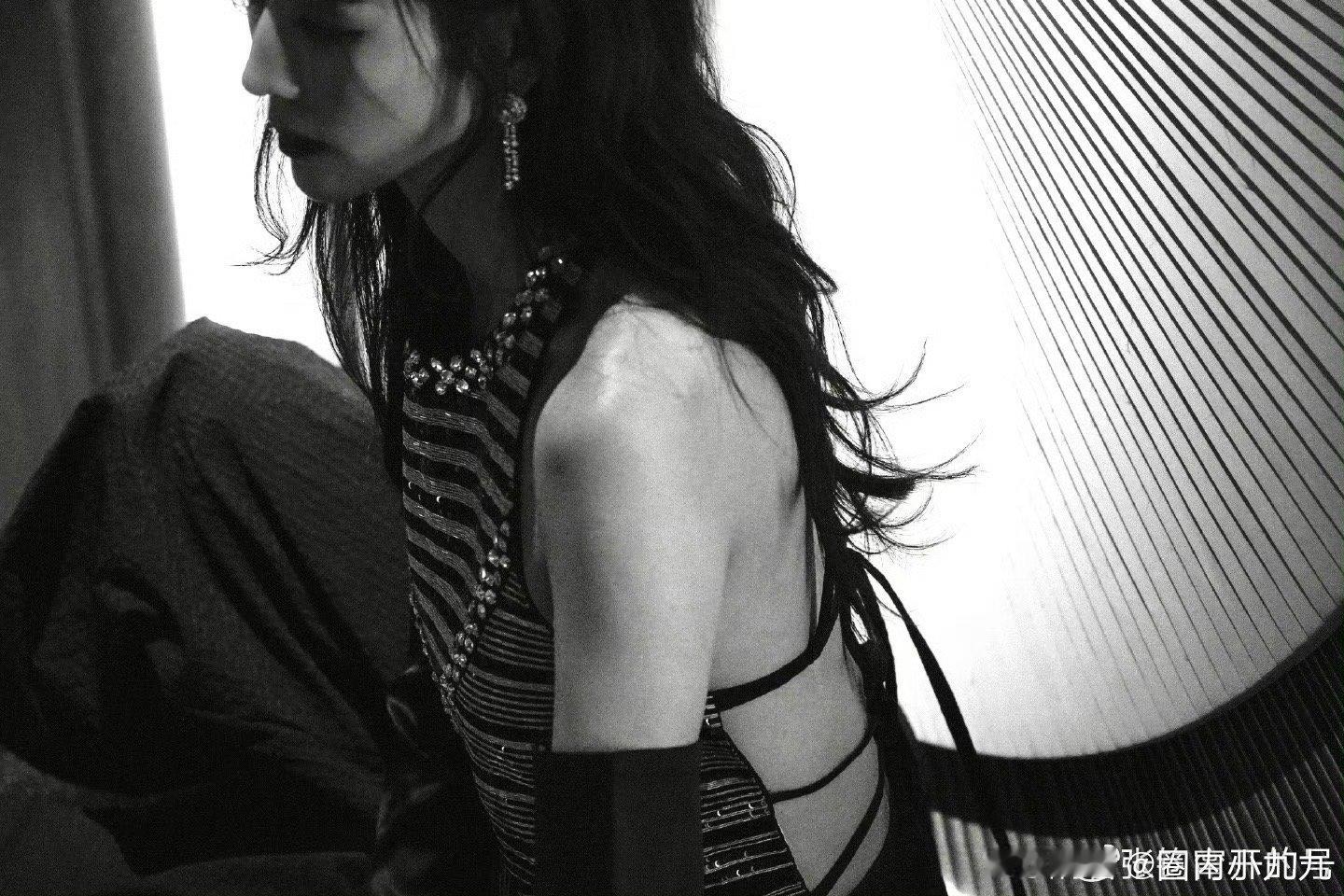 张钧甯现实中靠美背杀疯了！发丝弧度+松弛氛围，这波美貌暴击，丝瓜汤快安排～ 