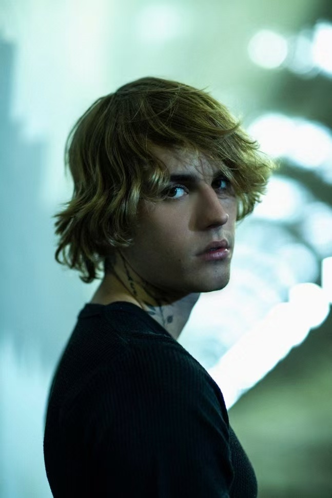 狗仔拍到比伯打高尔夫球时喝了啤酒，没憋住在高尔夫球场随地大小便