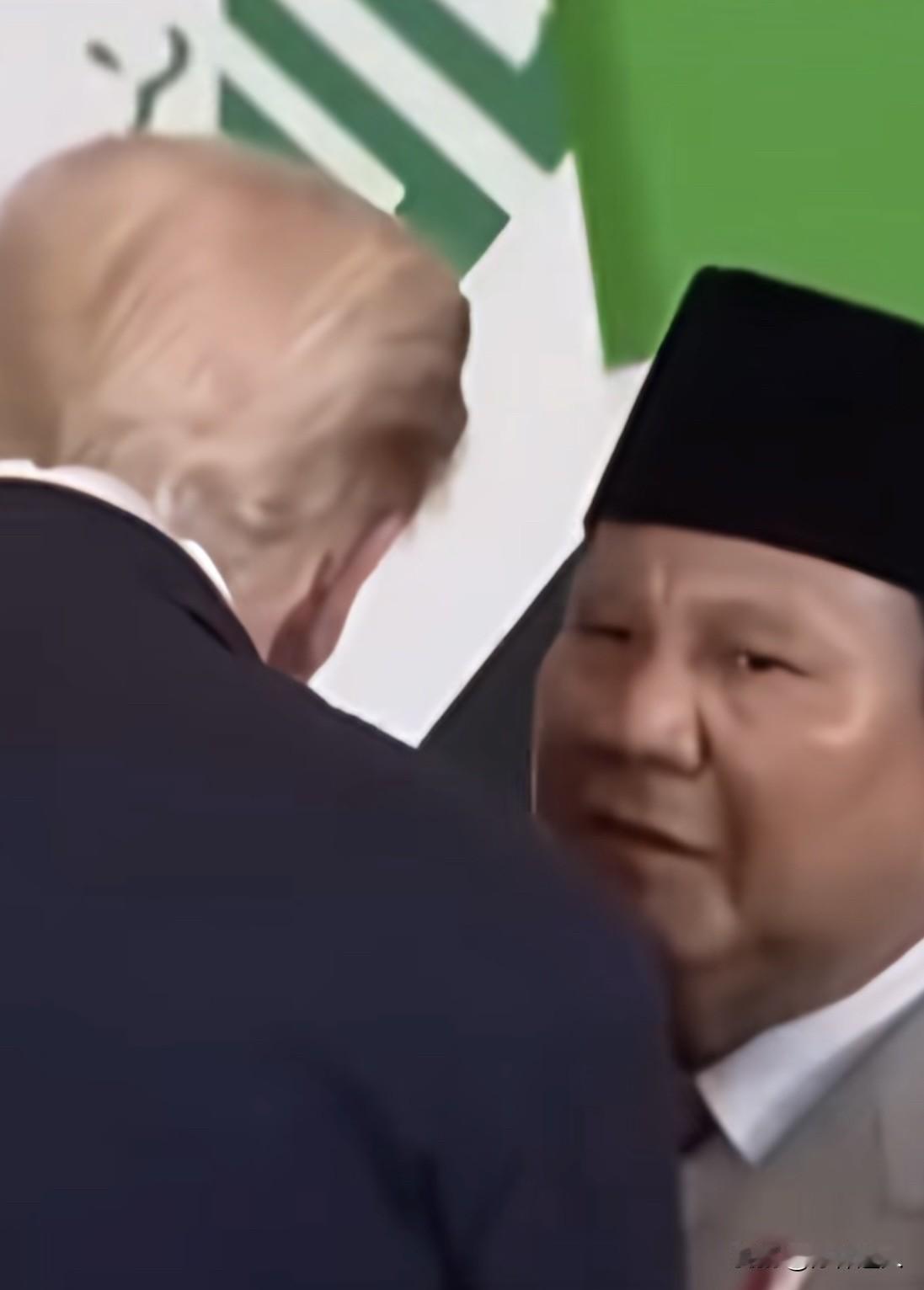会议上的麦克风没关：特朗普的悄悄话被录下。

在埃及沙姆沙伊赫举行的“和平峰会”
