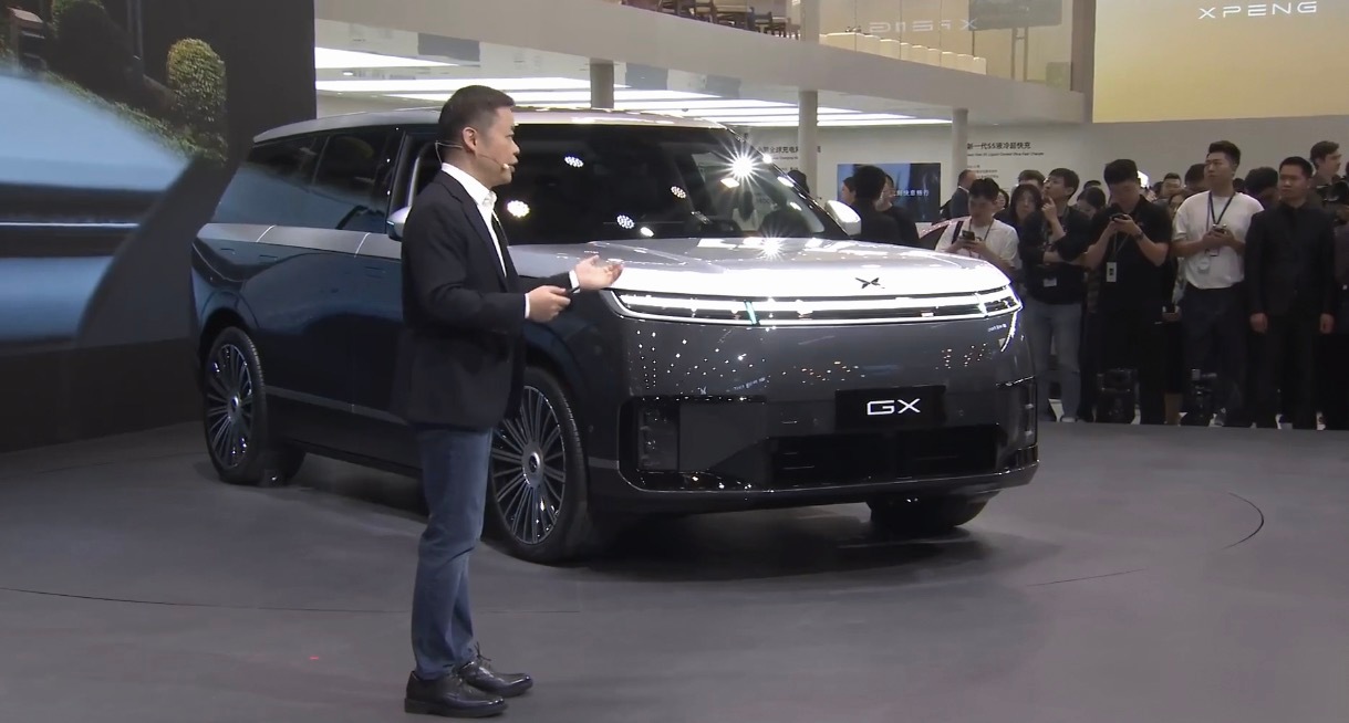 小鹏GX首发昆仑云境高定双拼色我鹏也双拼上了 其实我觉得内饰也可以拼色一下的小鹏