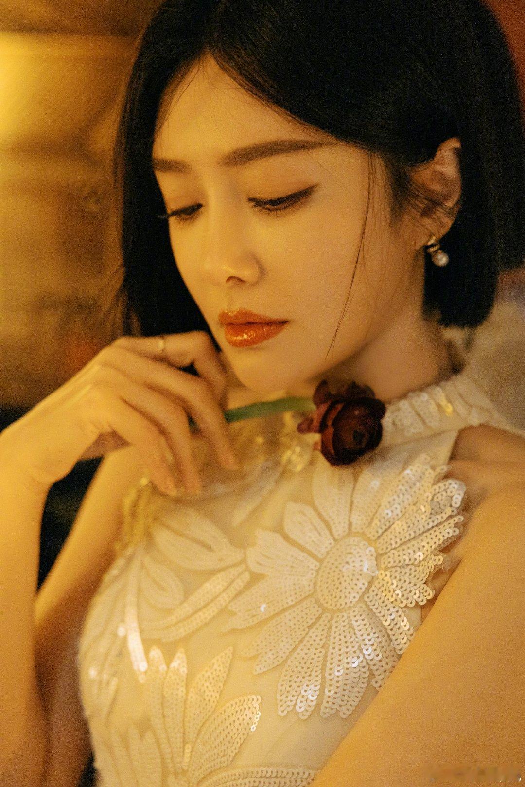 #秦岚拿了一枝玫瑰花#秦岚人比花娇🌹 ​​​