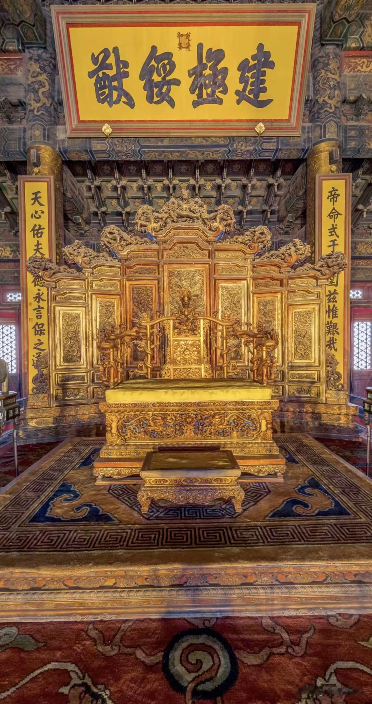 金銮殿的宝座，的确是金碧辉煌，充分彰显了皇家的气派，但是坐在这样的地方，究竟舒适