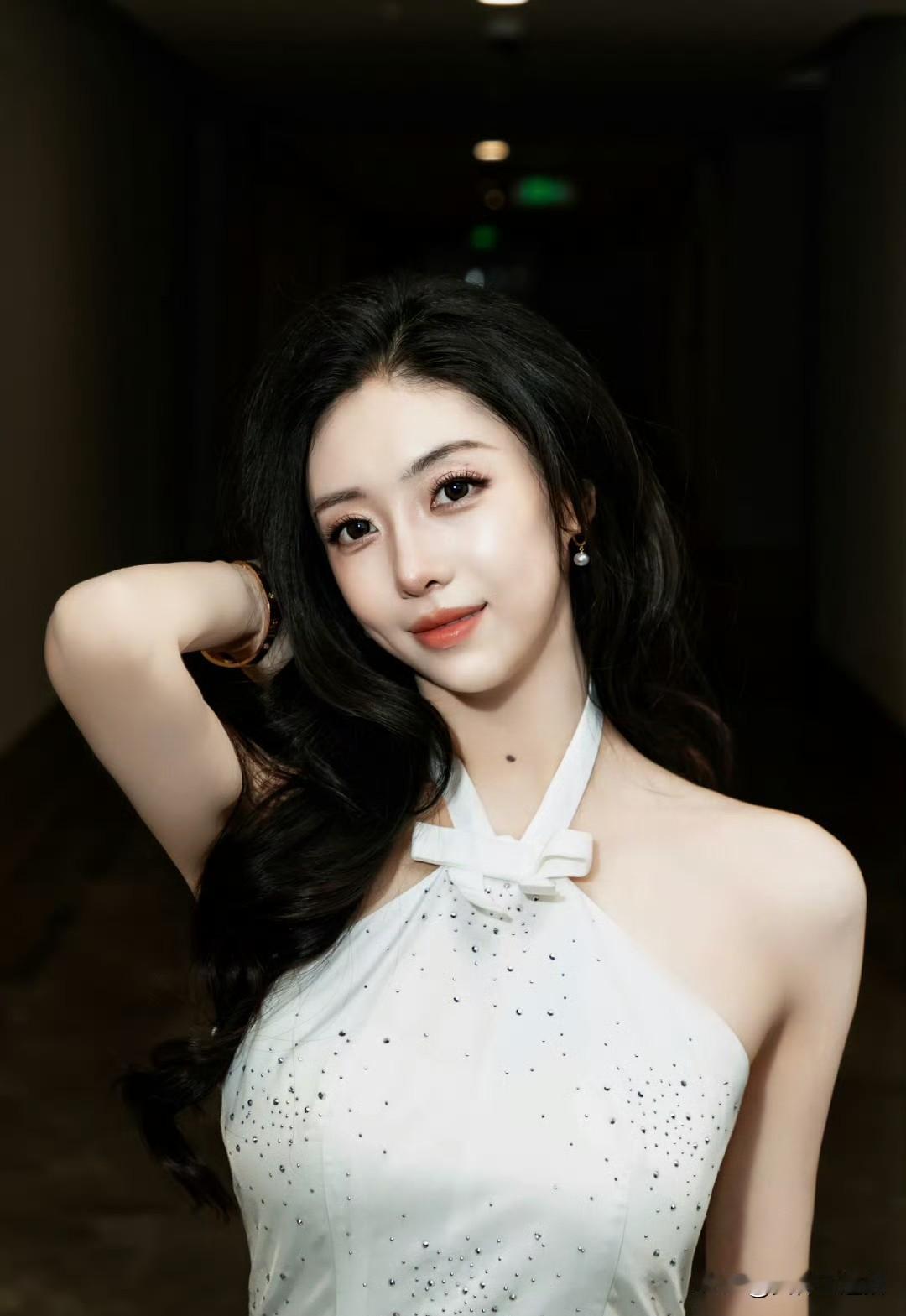 这姑娘在走廊里拍照好好看！