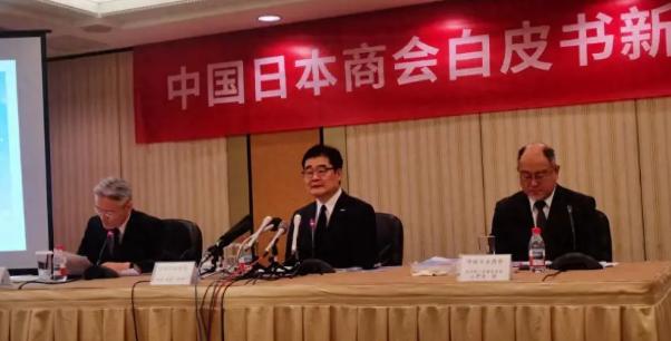 日本可是尝到了“吃饭砸锅”的滋味，日本商会带着8000多家在华日企联名上书，大倒