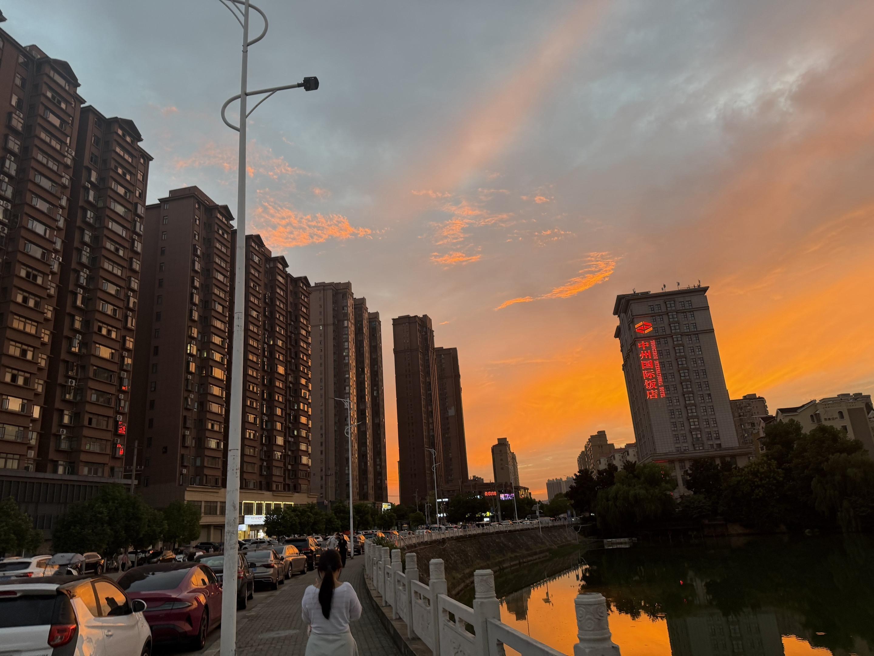 不要总是低头看路，也要经常看看天空，唯有天空能装下人间所有向往！