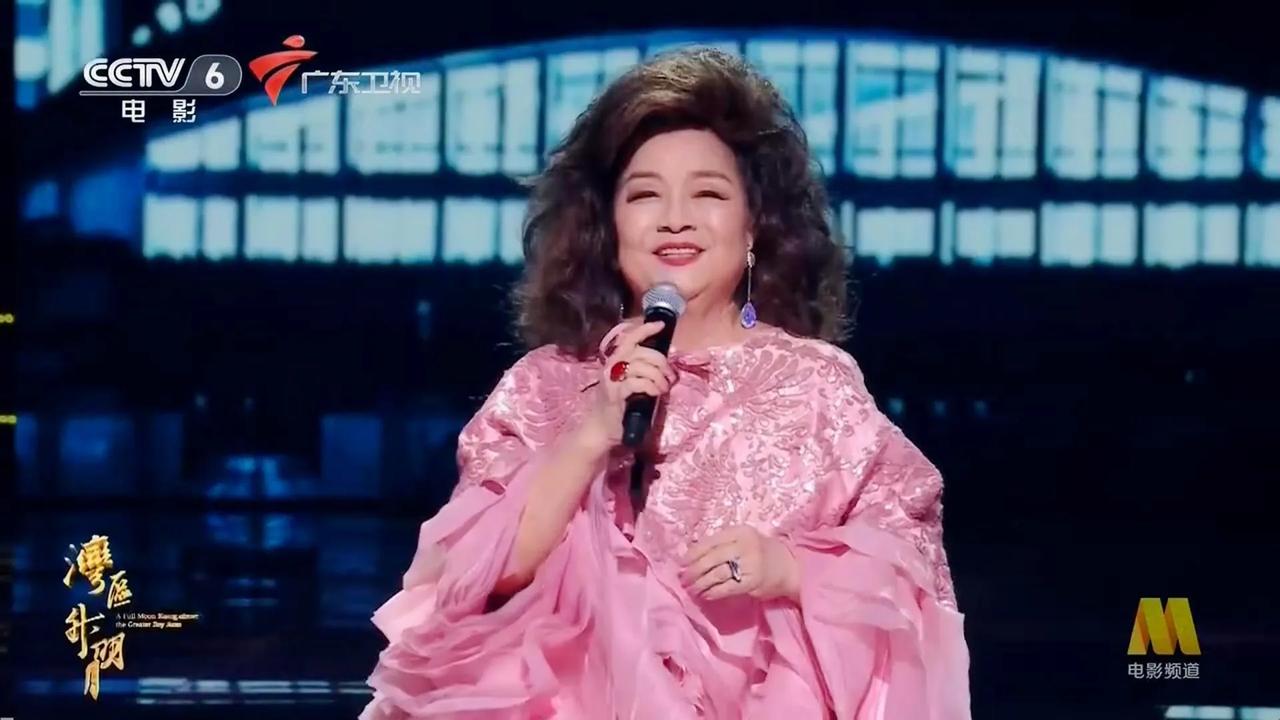 "湾区升明月，映照万家灯火，以歌为桥，传递血脉深情。每一音符，都是家的呼唤，让心