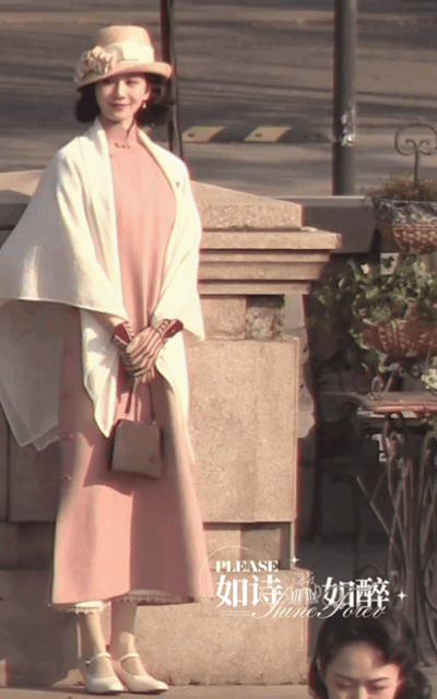 刘诗诗粉色旗袍造型路透，好适合她好漂亮啊！连风都在偏爱她