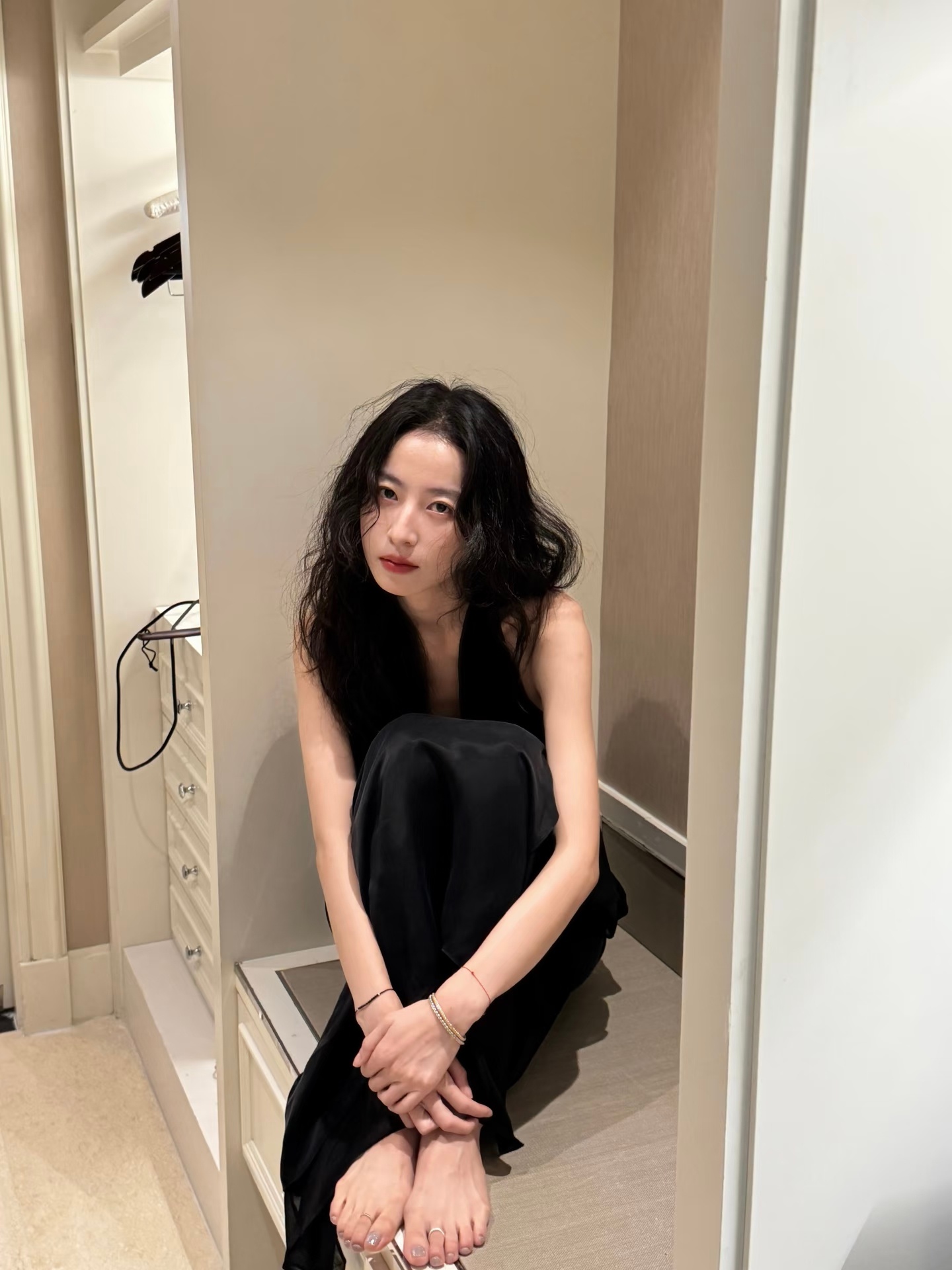 周雨彤，这颜值和穿搭，什么水平？PS：反正是我爱的水平。 
