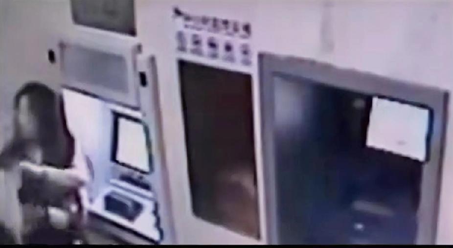 辽宁朝阳女子深夜在银行取钱遇到劫匪，称我的老公是警察，结果被一枪爆头成为植物人。
