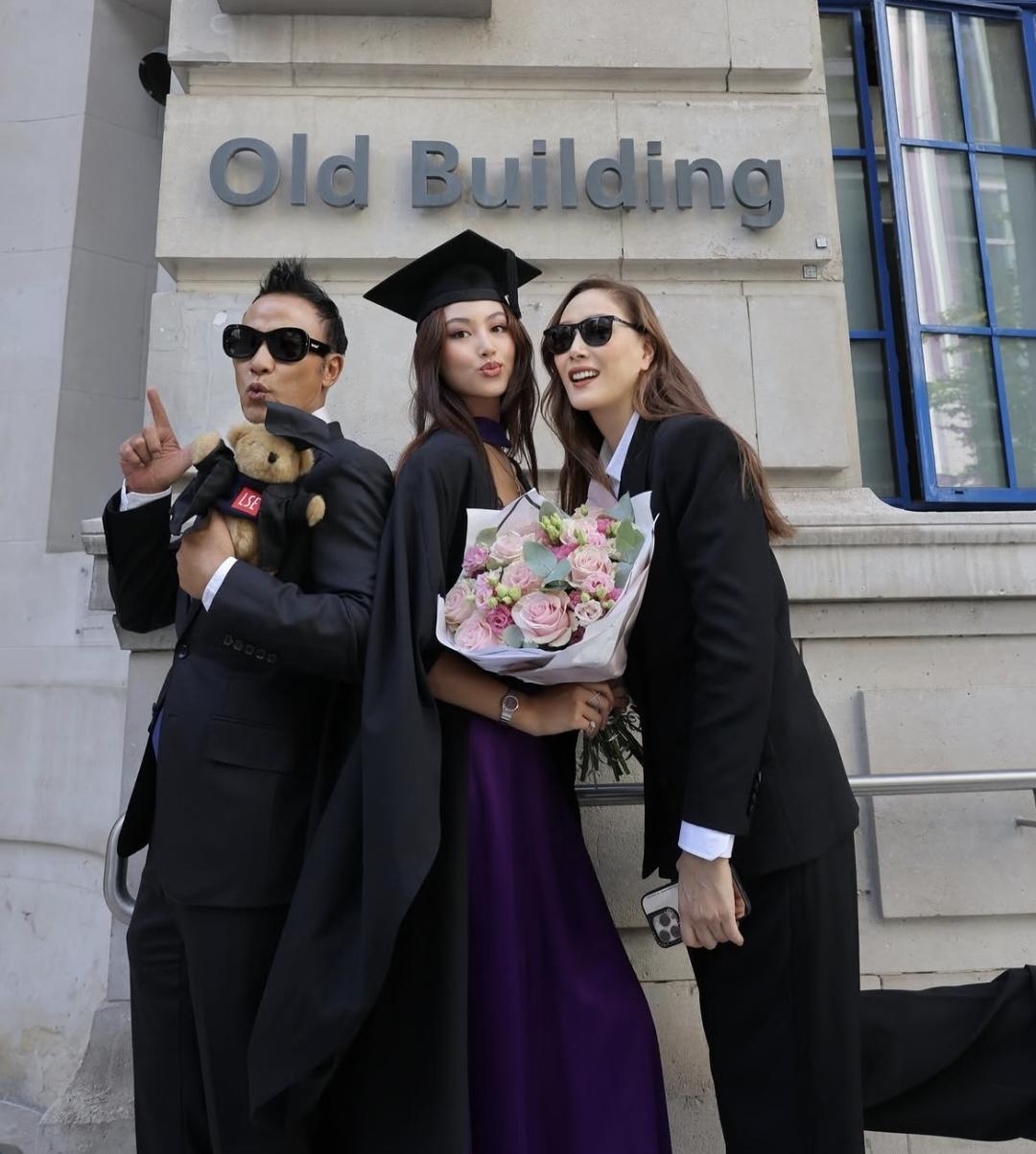 71岁任达华和老婆琦琦到英国伦敦出席女儿的大学毕业典礼！夫妻俩穿着黑色西服，化身