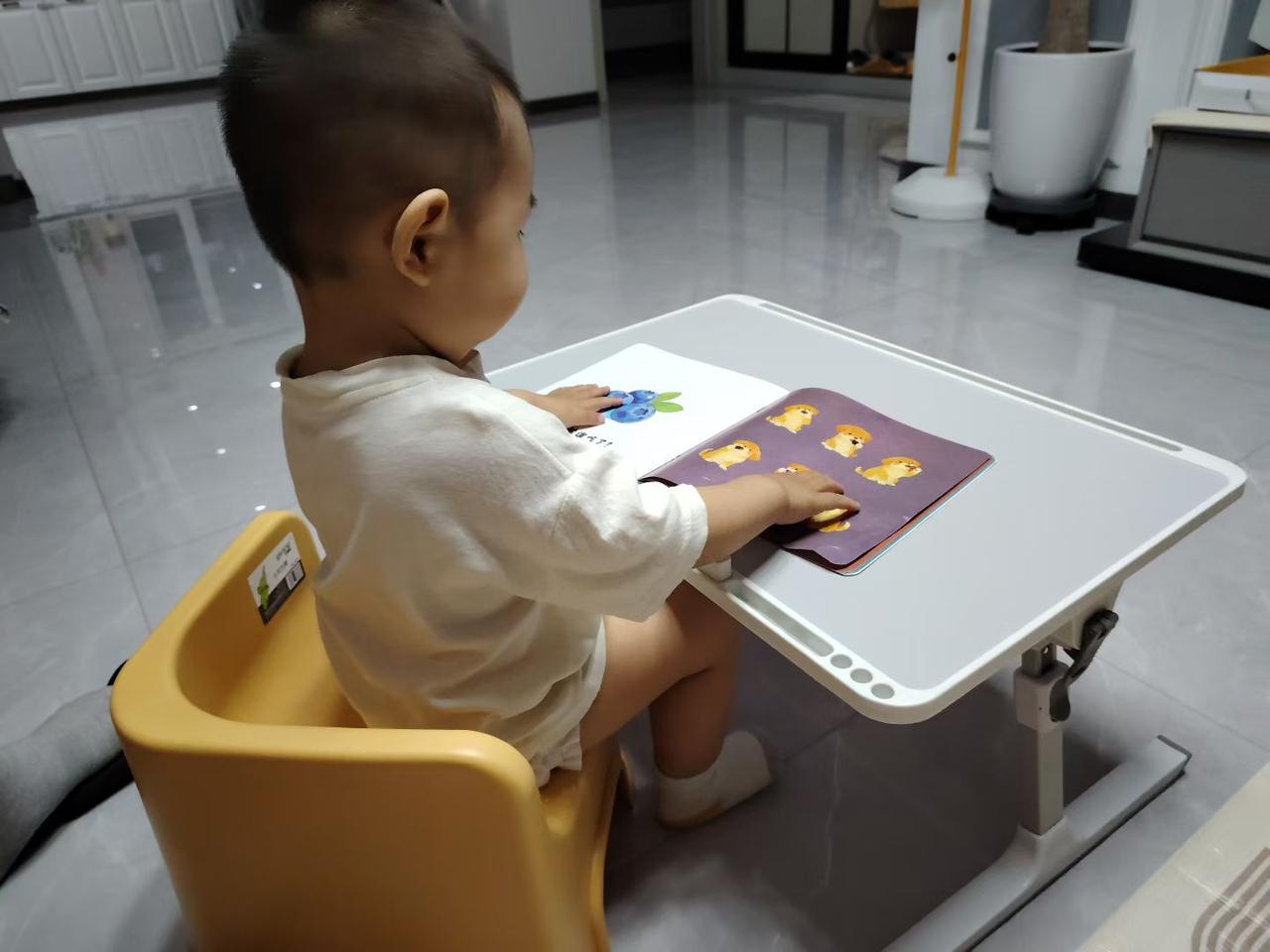 宝宝专注阅读，探索知识的小世界📚👶🏻