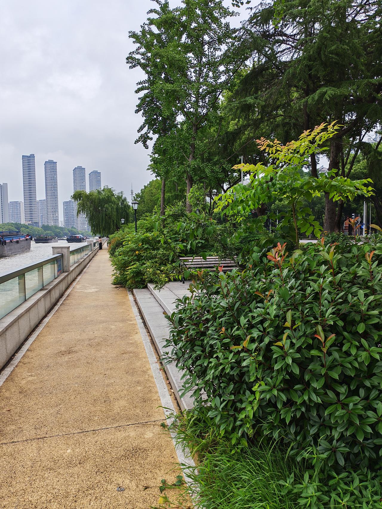 好事要办好

江苏省无锡市政府为了提升城市品位，给广大市创造一个休养生息和文体活