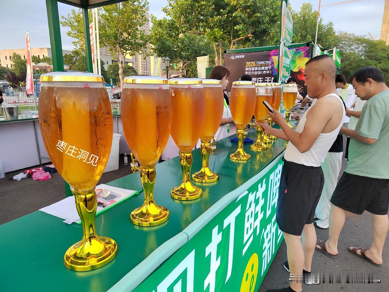 枣庄和啤酒杠上了｜枣庄东街口啤酒节正在进行中，7月3日晚，2026青岛啤酒枣庄分