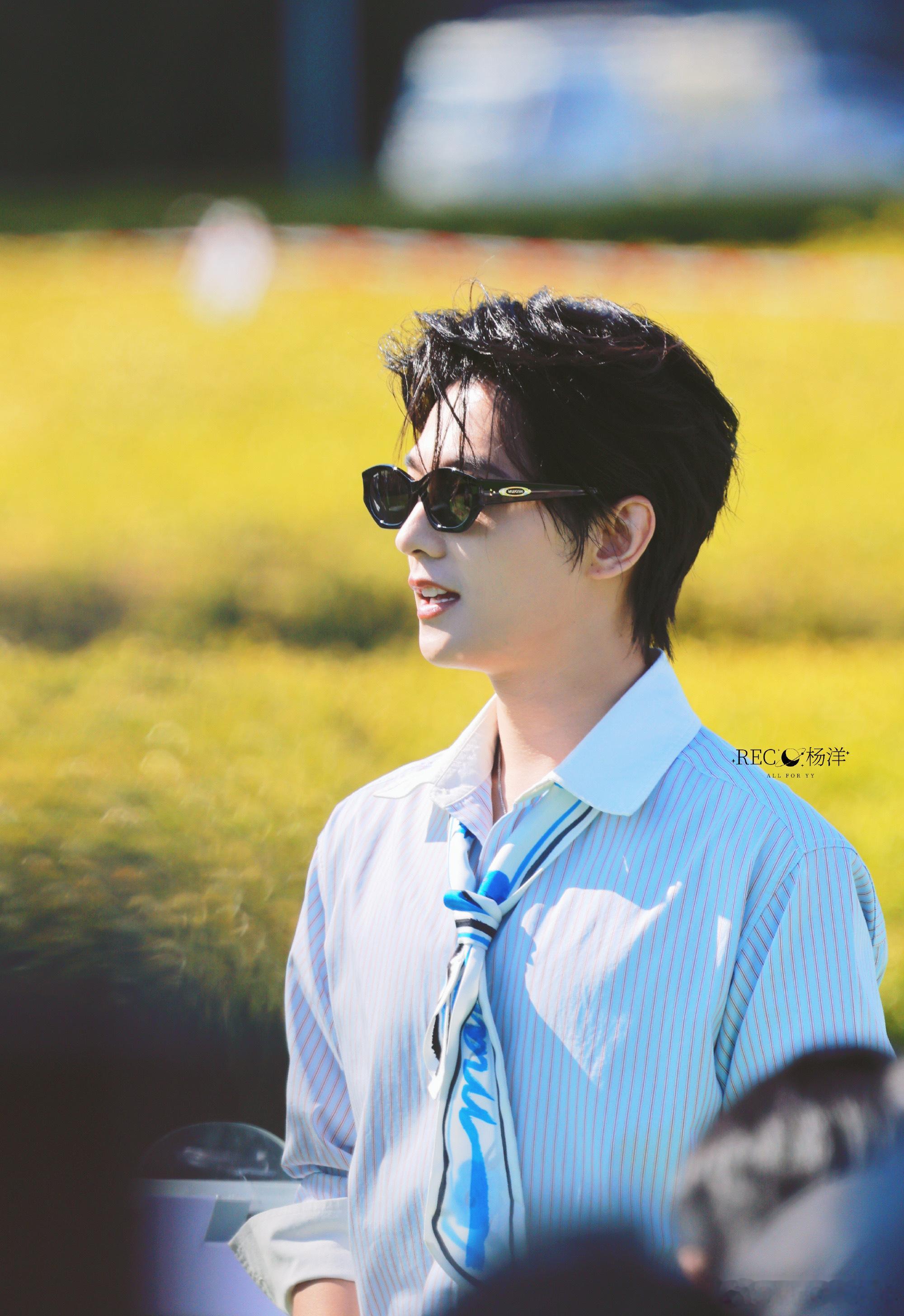 杨洋领口想开了尝试用种很新的方式预览杨洋的大连一日我不行了，杨洋出组图对我眼睛真