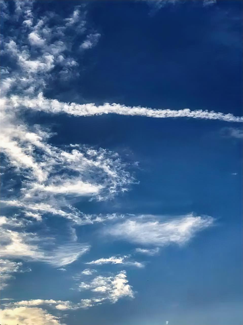 云线
 
抬头撞见这道云线，像谁在蓝布上缝了条碎银边。
 
它从视野左端漫过来，