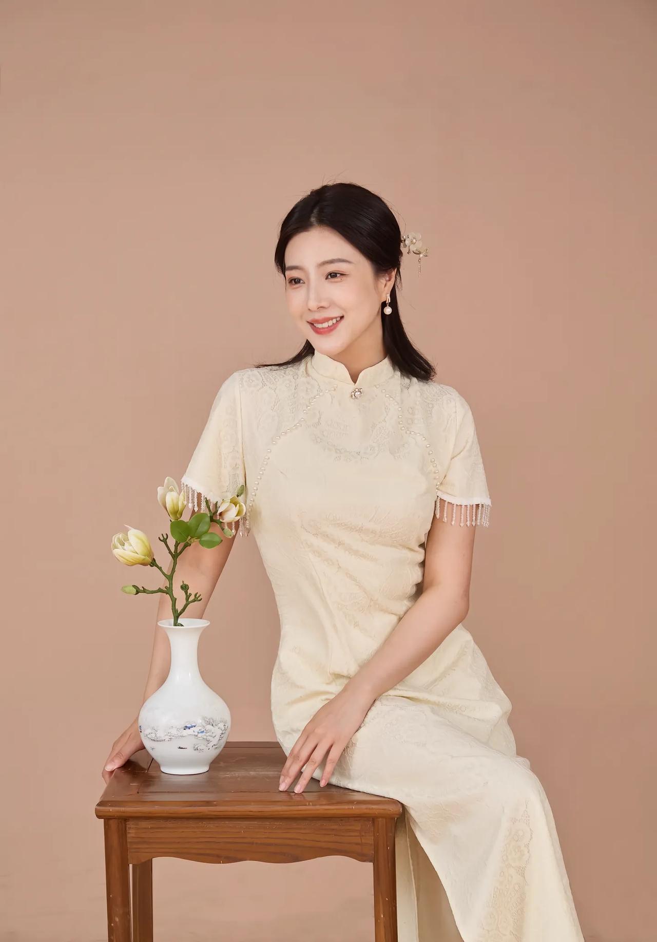 优雅旗袍，古典韵味，笑靥如花